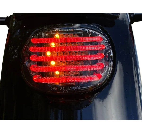 CUSTOM DYNAMICS Rück- und Bremslichter - Einbaubeispiel