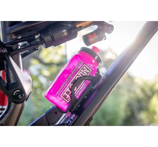 MUC-OFF Flaschen und Flaschenhalter - Einbaubeispiel